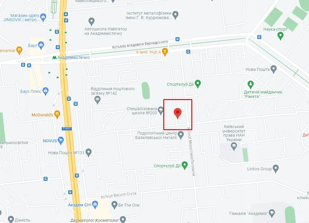 У Києві бійці ДСНС підчас гасіння пожежі в будинку врятували чоловіка. Фото dqxikeidqxidqeant