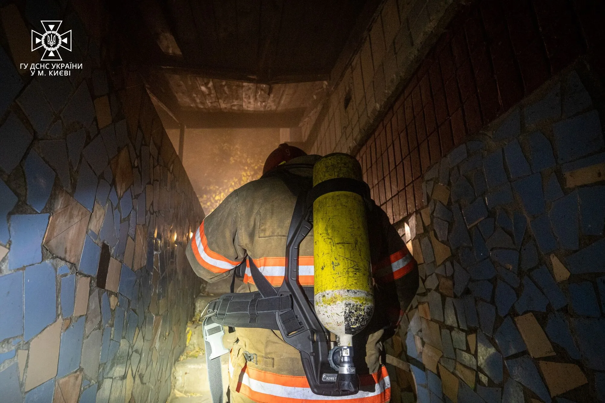 У Києві бійці ДСНС підчас гасіння пожежі в будинку врятували чоловіка. Фото