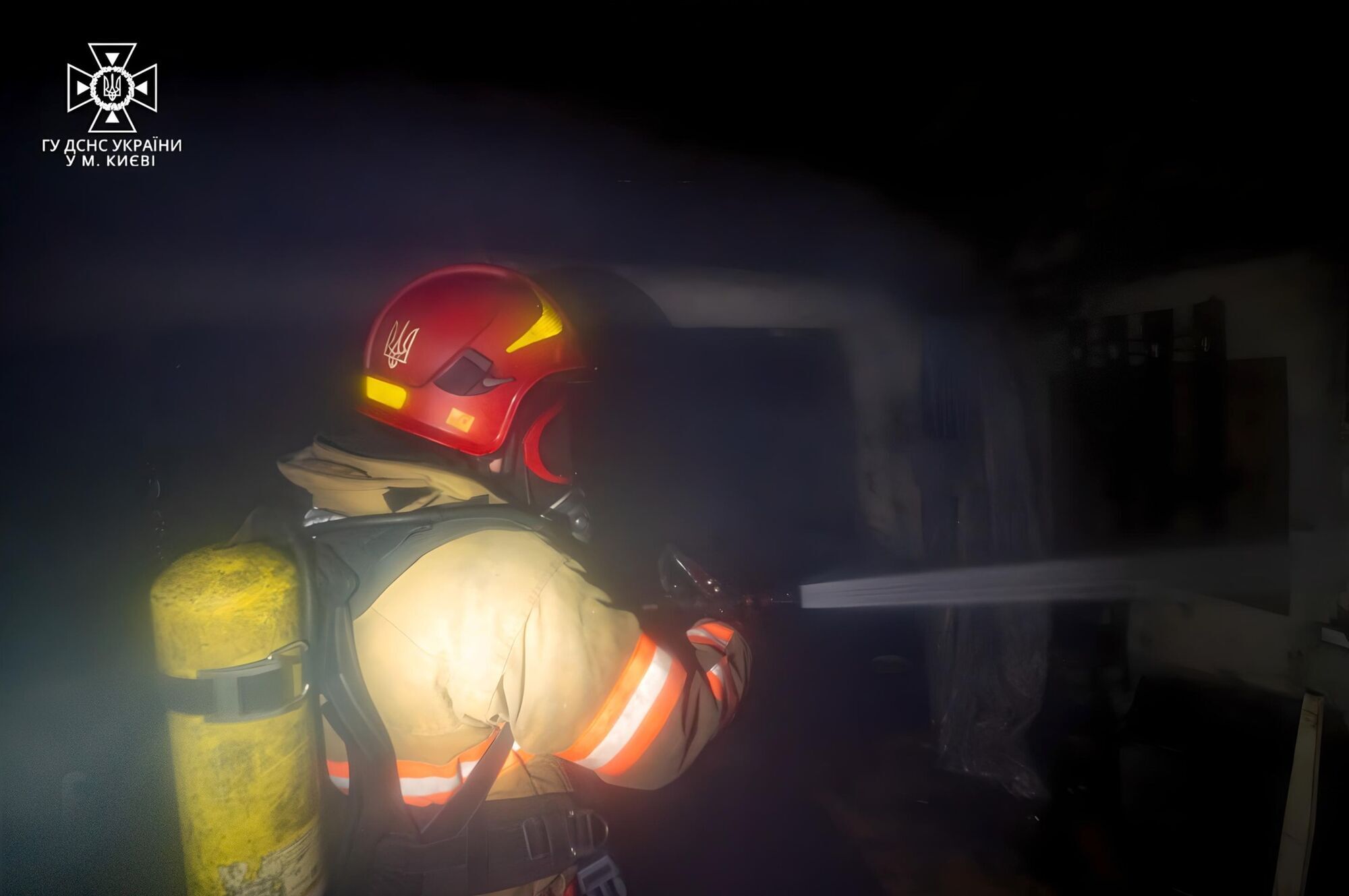 У Києві бійці ДСНС підчас гасіння пожежі в будинку врятували чоловіка. Фото