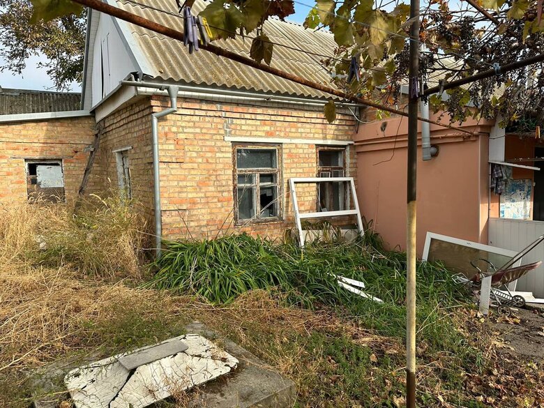 Окупанти з важкої артилерії обстріляли Нікополь, пошкоджено приватні будинки, авто та ЛЕП 03