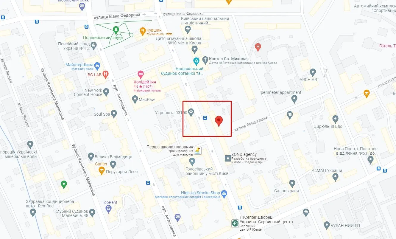 У Києві легковик на швидкості