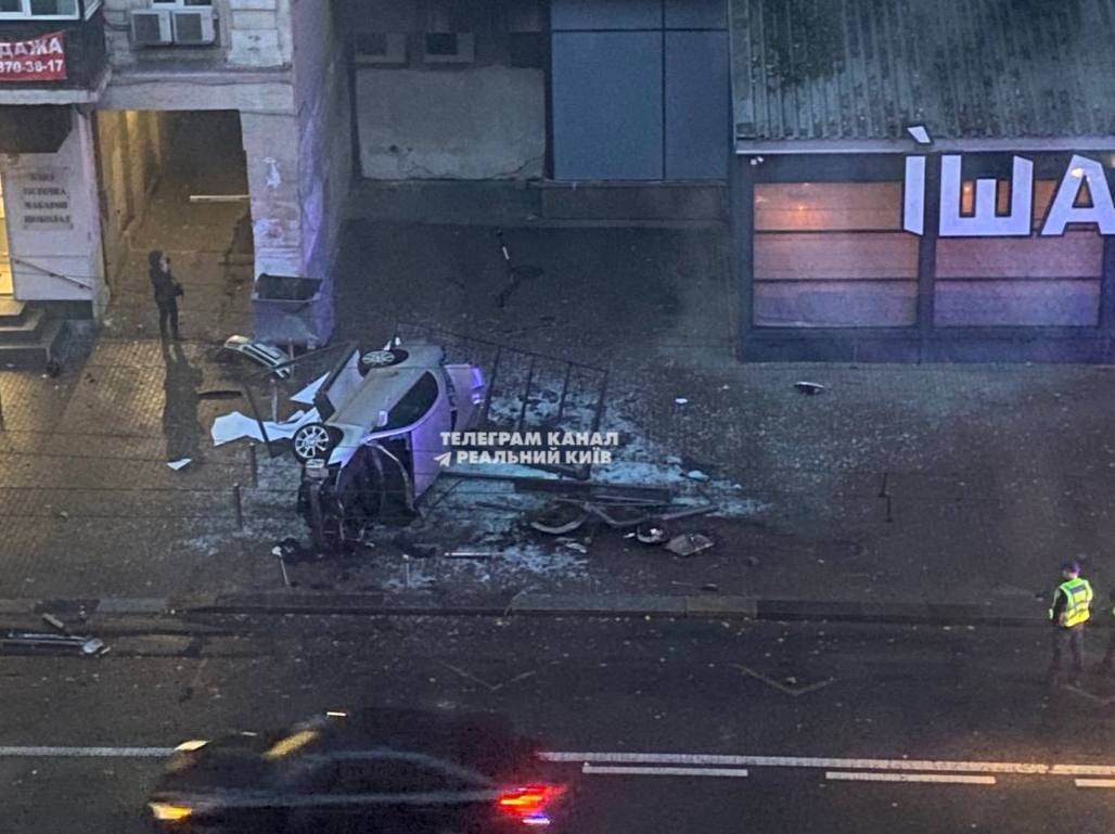 У Києві легковик на швидкості