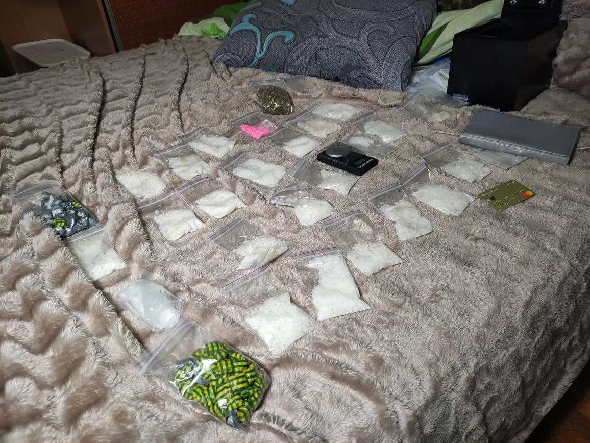 На Дніпропетровщині викрили нарколабораторію зі щомісячним обігом 1,5 млн грн: затримано сімох наркодилерів. Фото