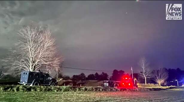 Задіяні десятки авто та вертоліт: у США продовжують пошуки стрільця, який убив 18 людей. Відео dqxikeidqxidqeant