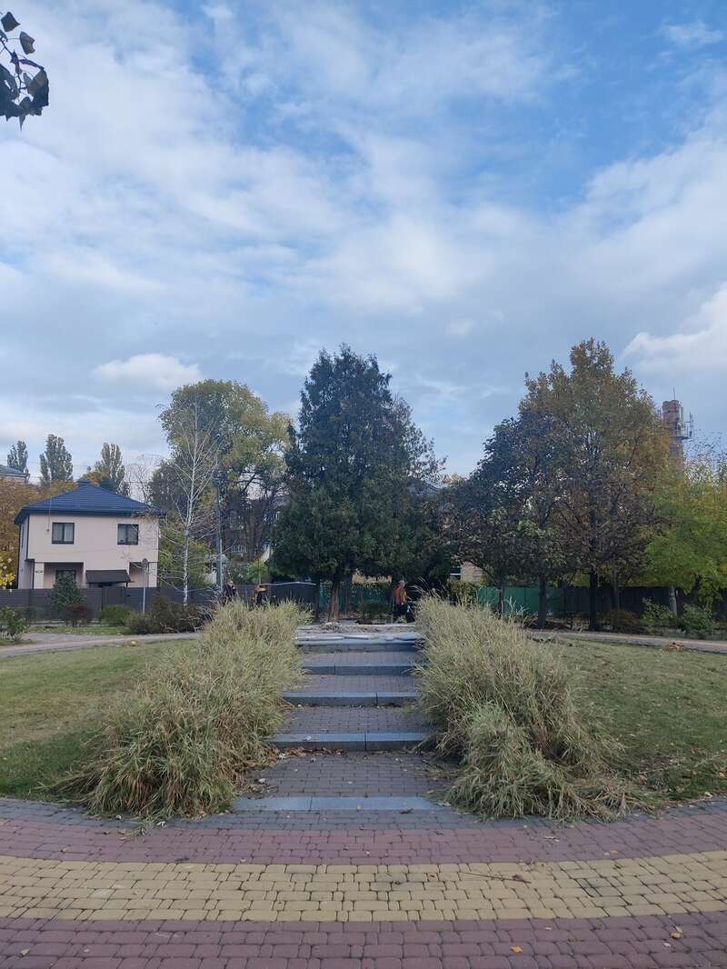 У Києві демонтували погруддя більшовику Михайлу Кирпоносу. Фото