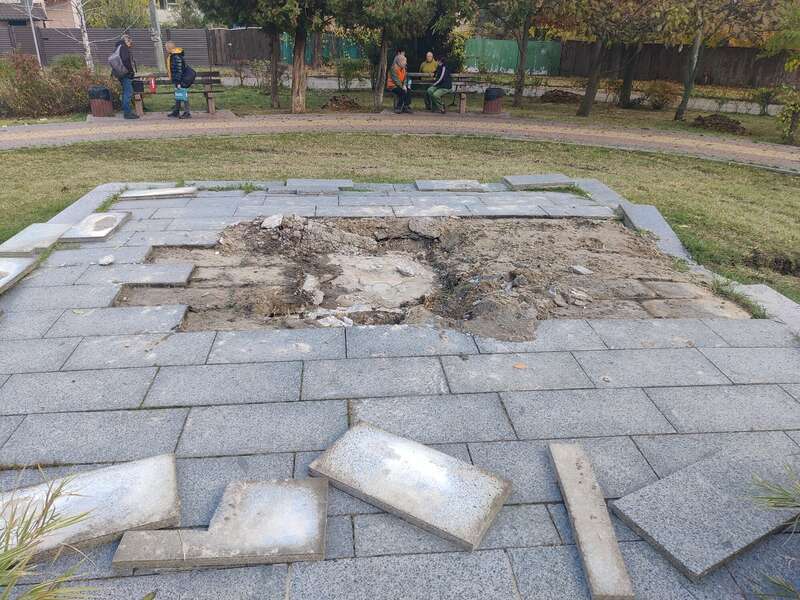 У Києві демонтували погруддя більшовику Михайлу Кирпоносу. Фото