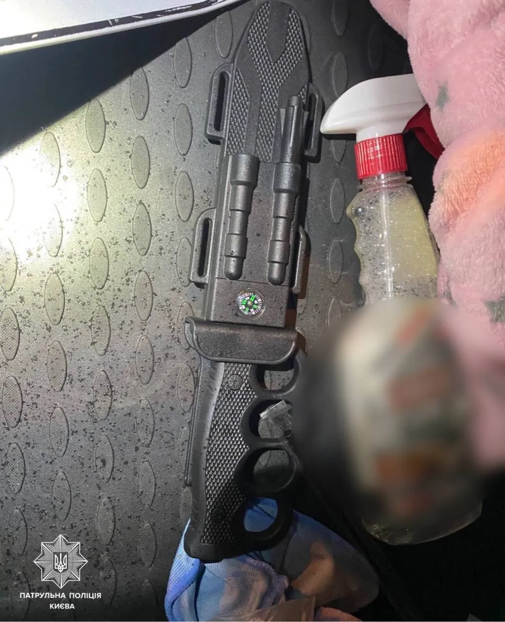 У Києві на Хрещатику чоловік під час конфлікту ледь не вбив опонента. Фото і подробиці dqxikeidqxidqeant