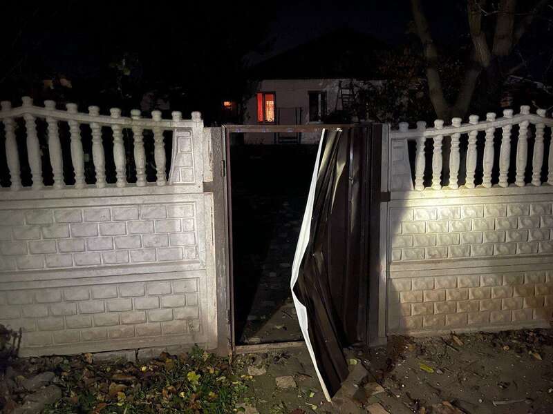 Над Дніпропетровщиною вночі збили дві ворожі ракети: уламки пошкодили будинки і авто. Фото dqxikeidqxidqeant