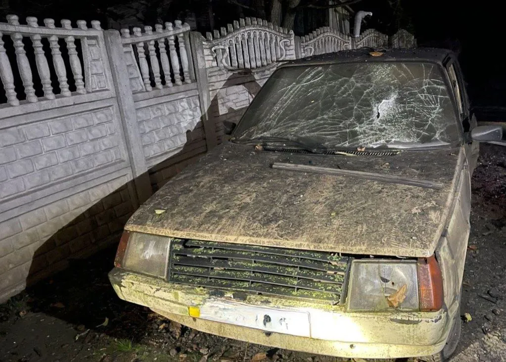 Над Дніпропетровщиною вночі збили дві ворожі ракети: уламки пошкодили будинки і авто. Фото