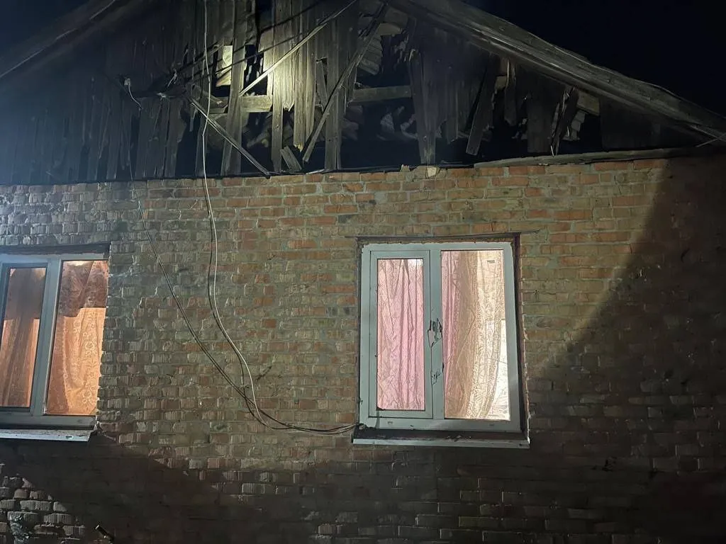 Над Дніпропетровщиною вночі збили дві ворожі ракети: уламки пошкодили будинки і авто. Фото