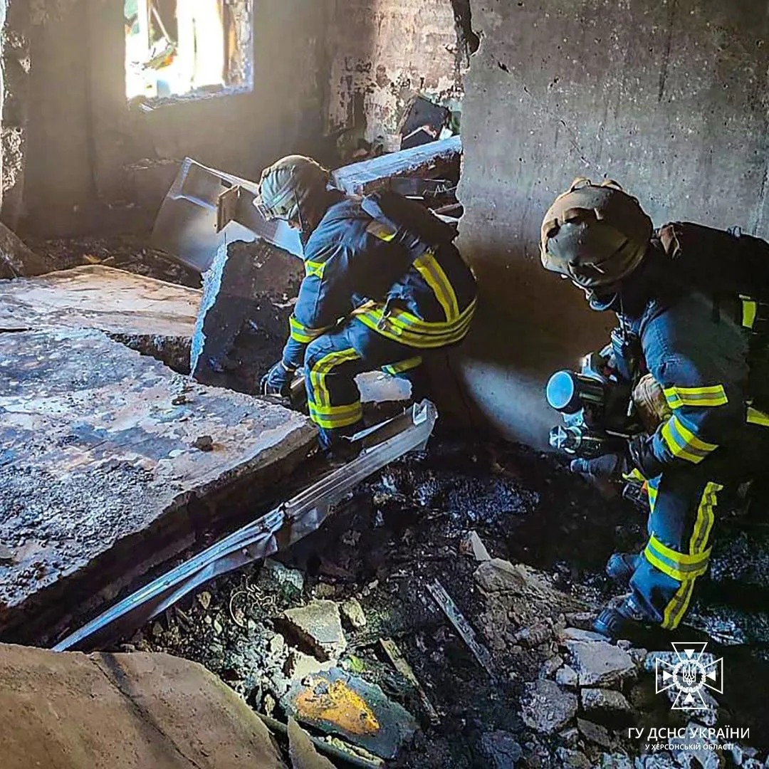 оккупанты ночью обстреляли центр Херсона: погибла женщина, три человека пострадали. Фото и видео