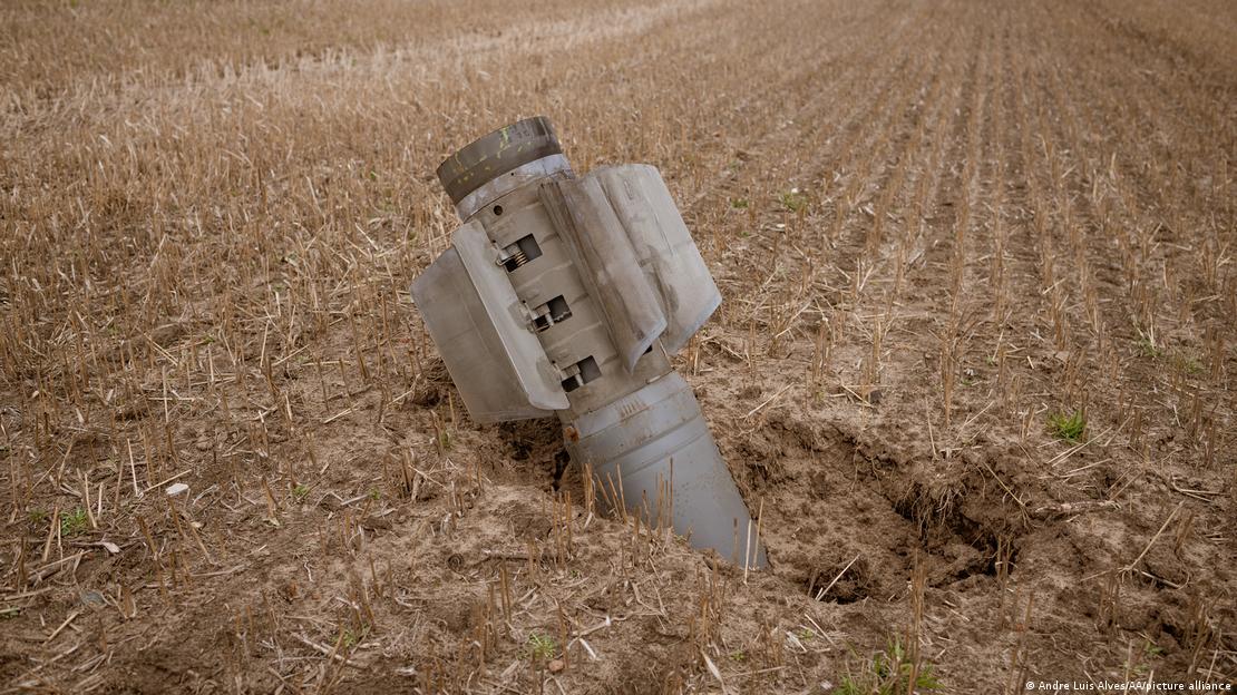 Неразорвавшийся снаряд в поле в Демидове Киевской области, апрель 2022 года Снаряд, що не розірвався, у полі в Демидові Київської області, квітень 2022 року