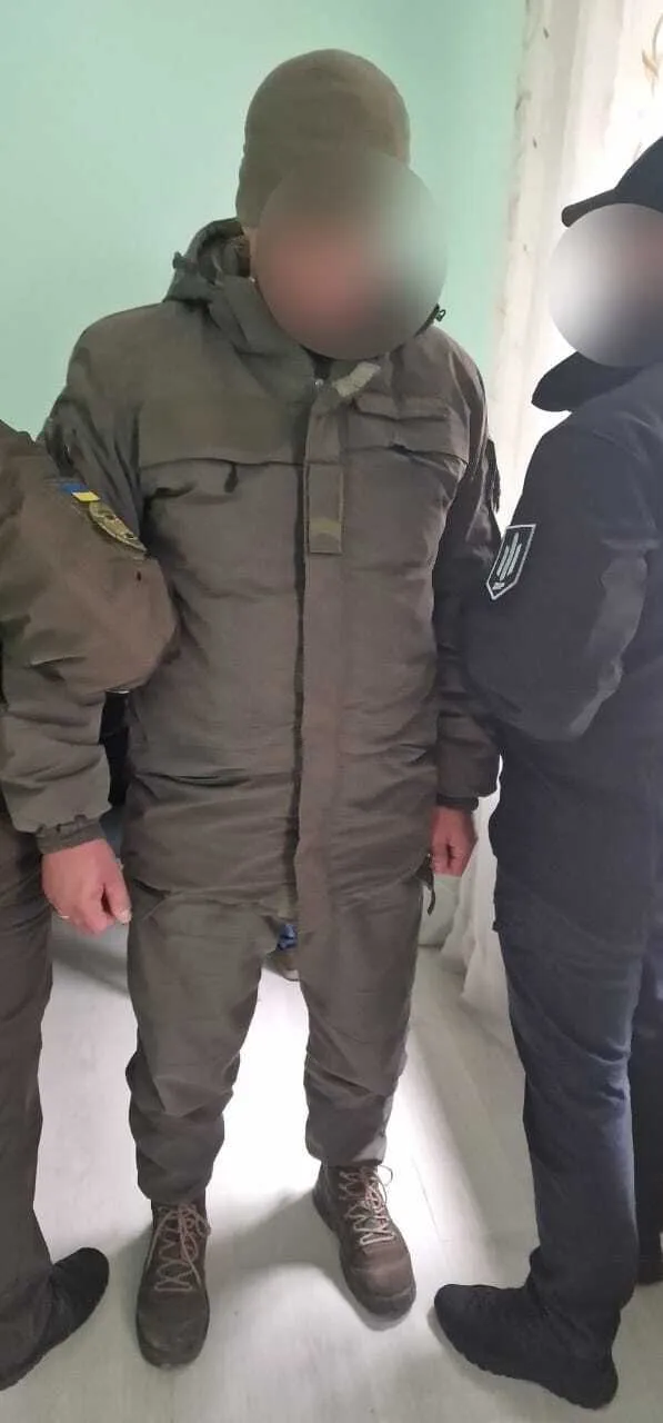 На Київщині викрили працівника колонії, який за хабарі