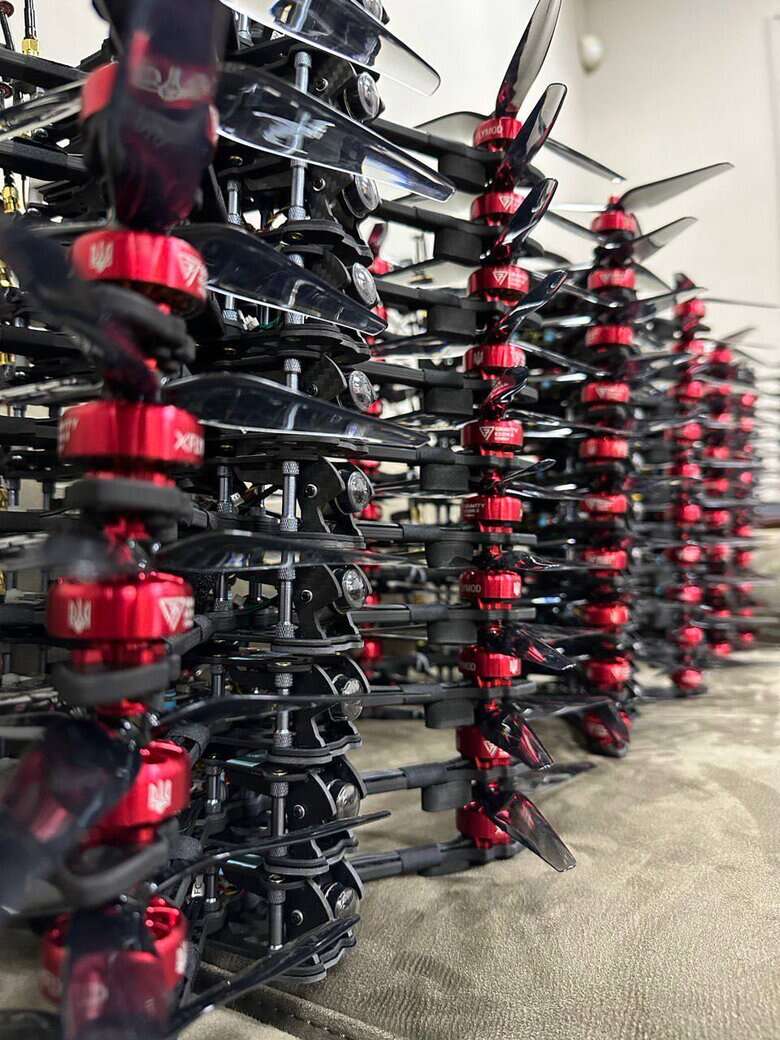 Виробник FPV-дронів Ескадрон: Поки ми не погодились на умови і не вжили заходів фінансового характеру, нас не впустили на митниці 05