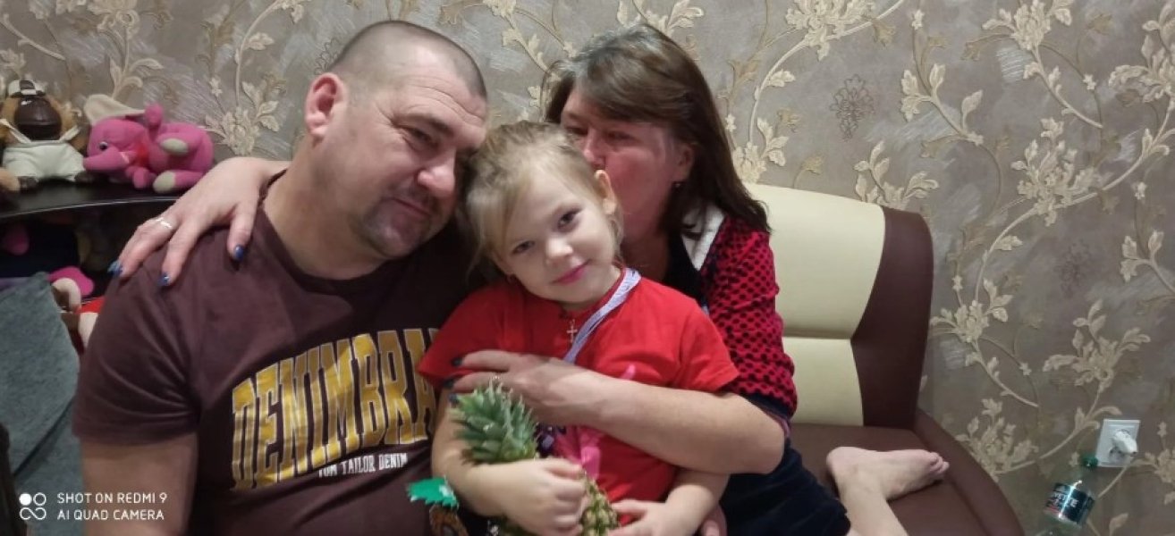 Едуард та Тетяна Карпанець із онукою