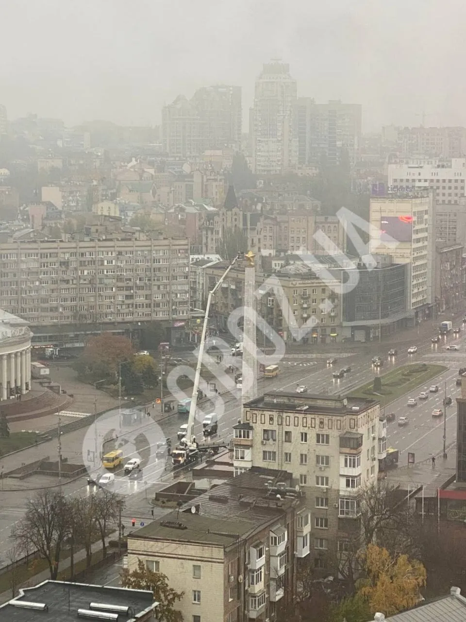 У Києві на Галицькій площі розпочався демонтаж радянської зірки. Фото і відео dqxikeidqxidqeant