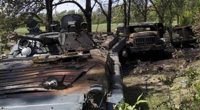 22 травня 2014 року, українська техніка на блокпосту біля Волоновахи. Видно незнятий чохол на гарматі БМП зліва