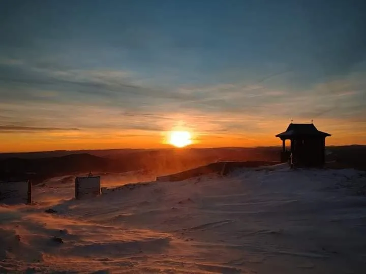 В Карпаты пришла настоящая зима: горы покрыло сугробами снега. Фото и видео dqxikeidqxidqrant