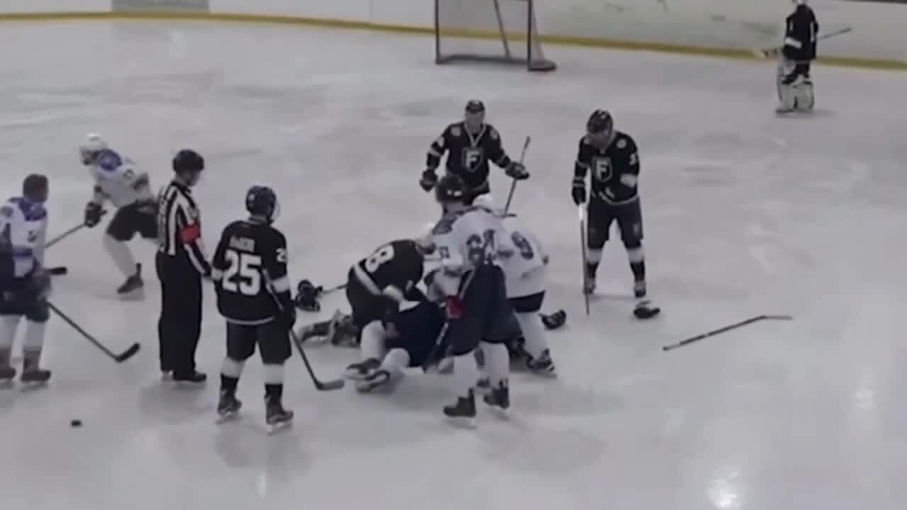 В Москве хоккеист скончался во время матча. Видео dqxikeidqxidqrant