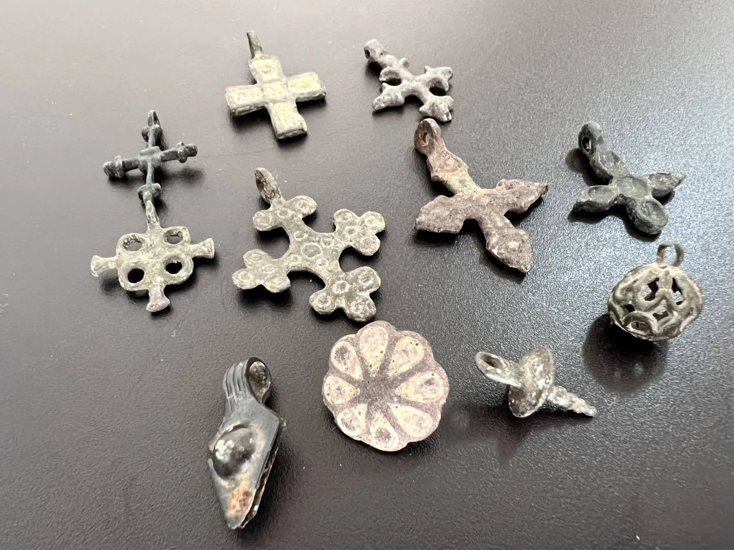 Из Украины пытались вывезти старинную икону и нательный крестик времен Киевской Руси. Фото