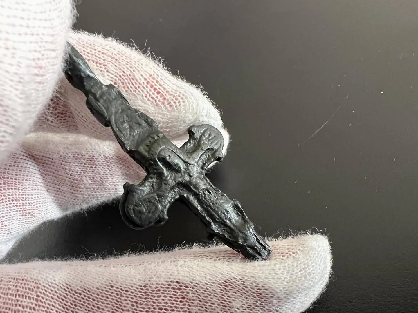 З України намагались вивезти старовинну ікону та натільний хрестик часів Київської Русі. Фото