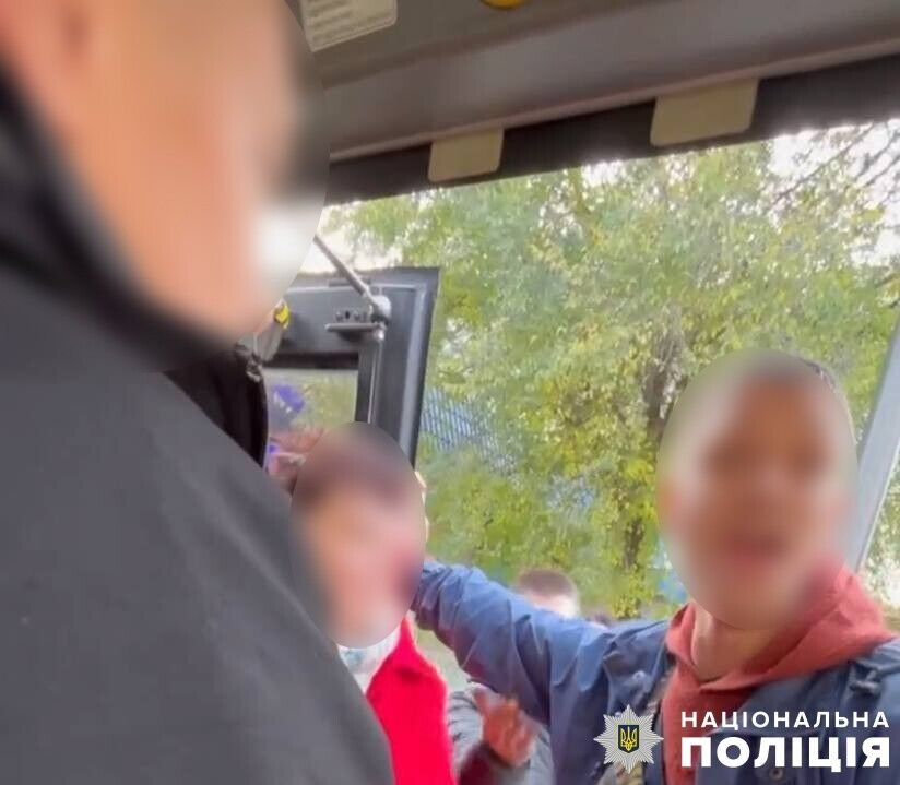 В Киеве мужчина устроил ссору и заблокировал движение маршрутки: вроде бы коляска с ребенком преградила ему дорогу. Видео dqxikeidqxidqrant