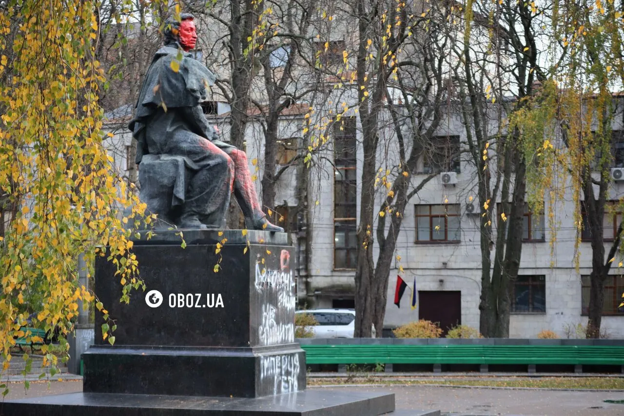 У Києві демонтували пам’ятник Пушкіну: відомо подробиці. Фото і відео