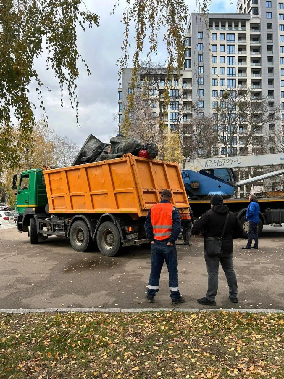 У Києві демонтували пам’ятник Пушкіну: відомо подробиці. Фото і відео