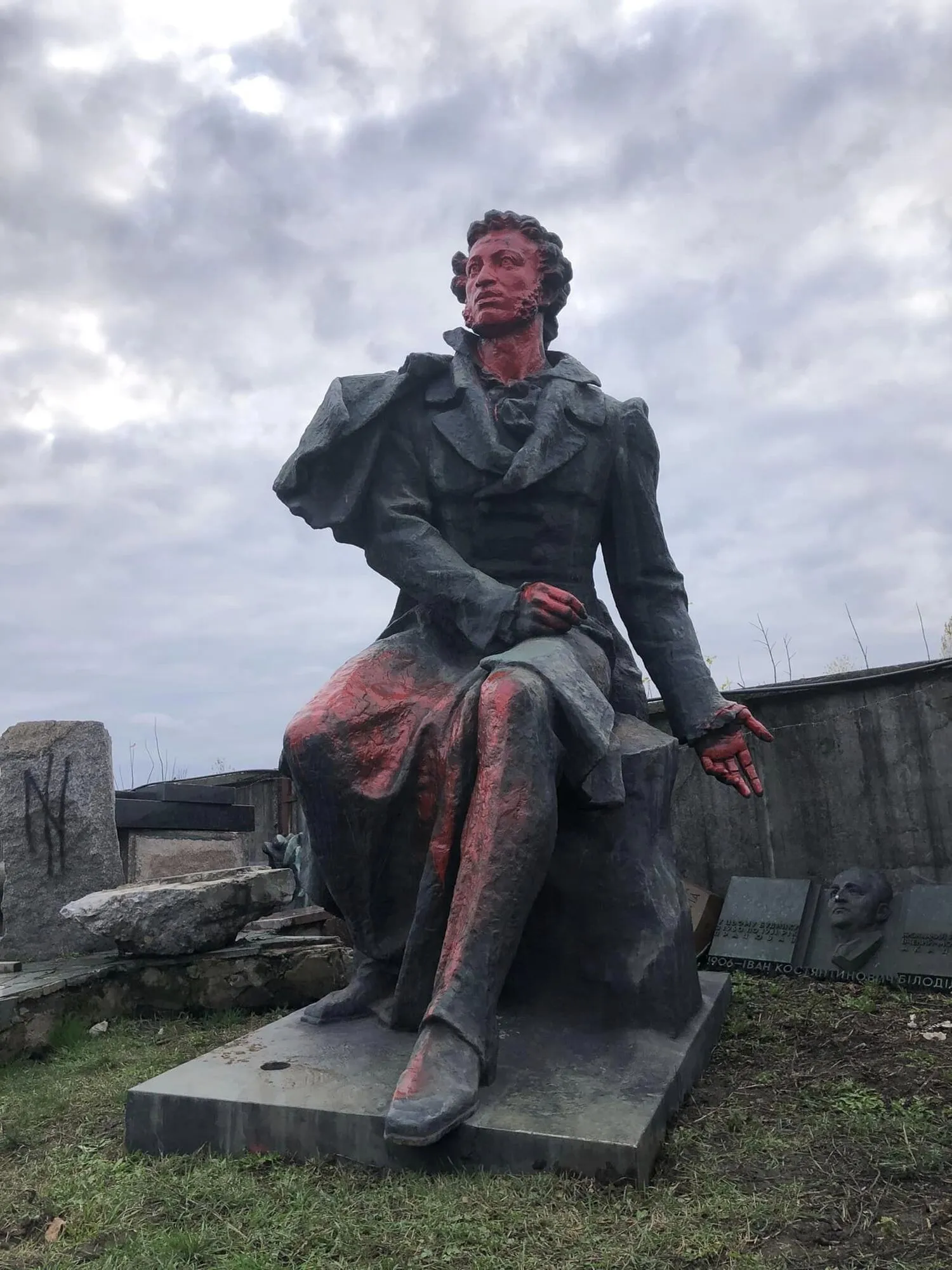 У Києві демонтували пам’ятник Пушкіну: відомо подробиці. Фото і відео