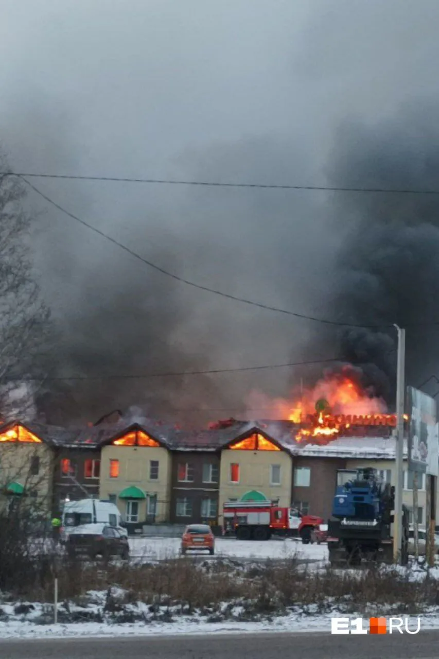 Під Єкатеринбургом спалахнула потужна пожежа, валить чорний дим. Фото і відео dqxikeidqxidqeant