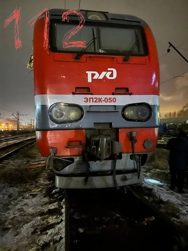 У російській Тюмені невідомі підпалили електровоз прямо у депо: фото та відео dqxikeidqxidqeant