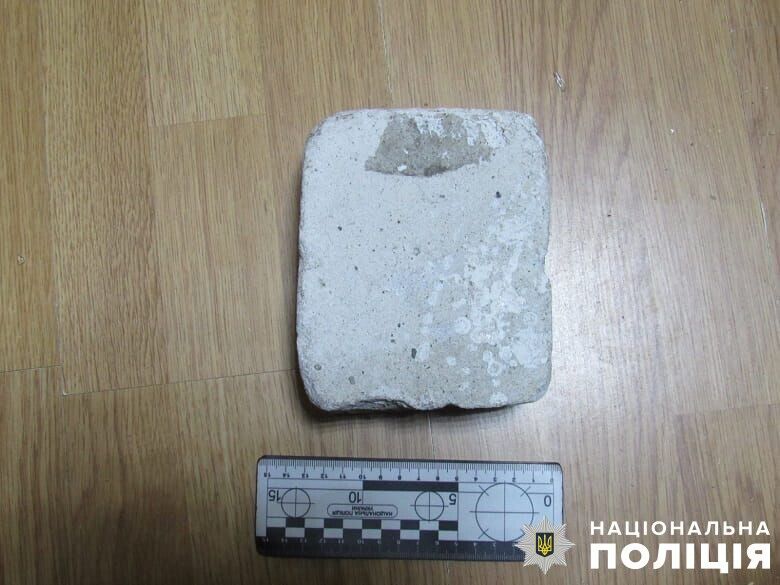 У Києві рецидивіст цеглиною розбив вікно та скло дверей адмінбудівлі й поранив охоронця. Фото dqxikeidqxidqrant