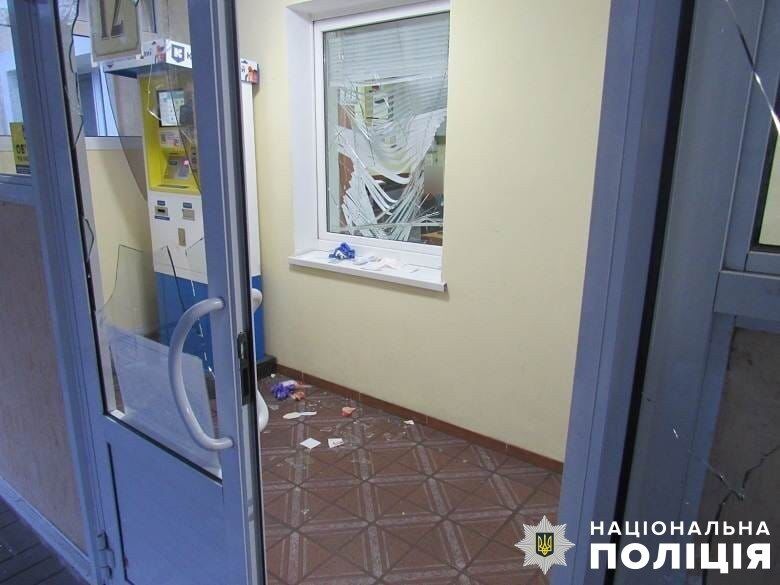 У Києві рецидивіст цеглиною розбив вікно та скло дверей адмінбудівлі й поранив охоронця. Фото