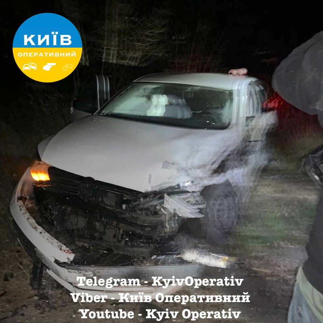 Под Киевом произошло лобовое столкновение двух легковушек: виновник ушел с места ДТП. Фото