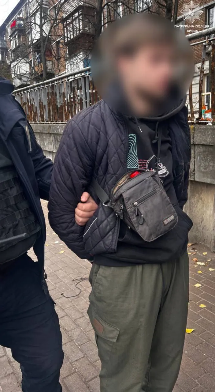 В Киеве задержали мужчину, который среди бела дня грабил прохожих, угрожая им ножом. Фото dqxikeidqxidqeant