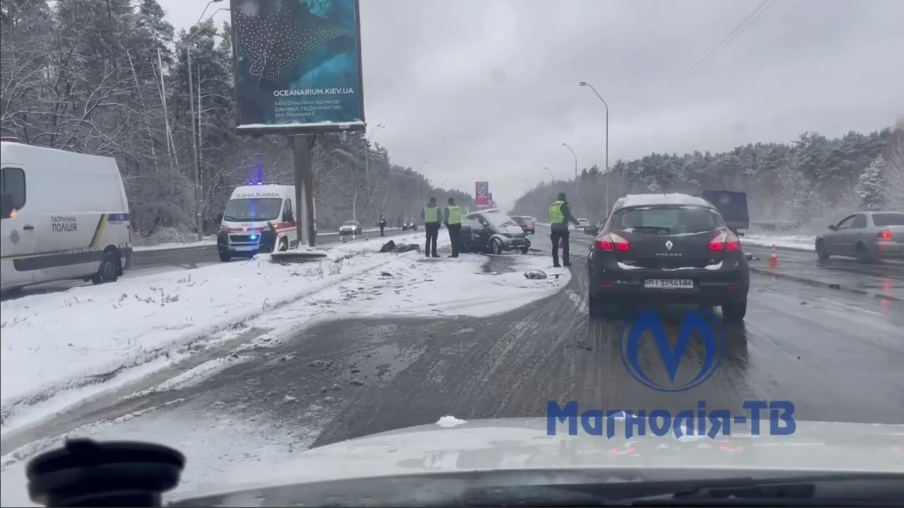 У Києві на Броварському проспекті сталось лобове зіткнення двох легковиків: є загибла. Фото і відео