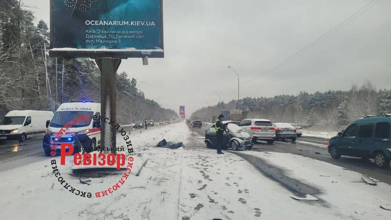У Києві на Броварському проспекті сталось лобове зіткнення двох легковиків: є загибла. Фото і відео