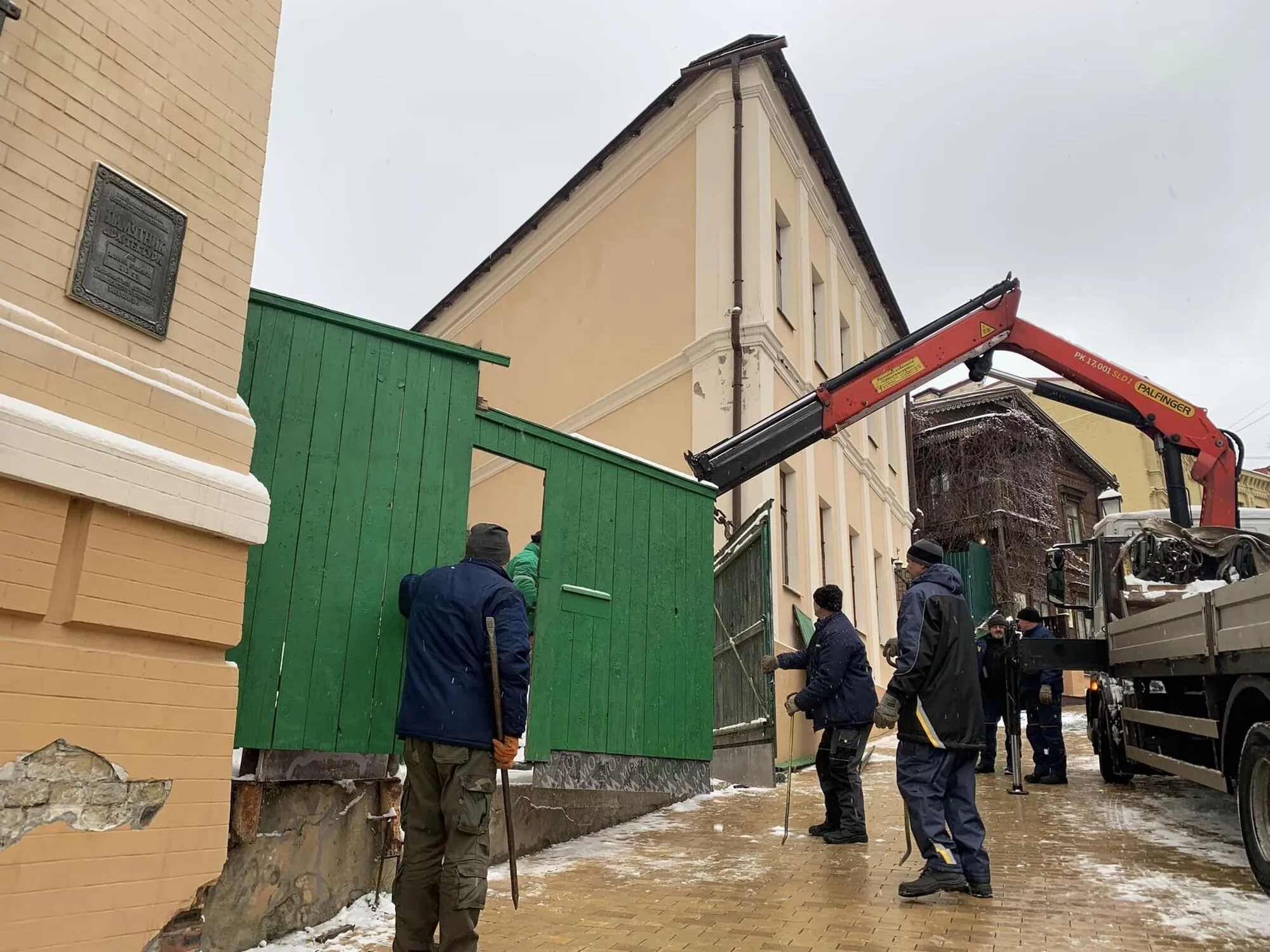 У Києві прибрали незаконний паркан біля Замку Річарда. Фото dqxikeidqxidqrant