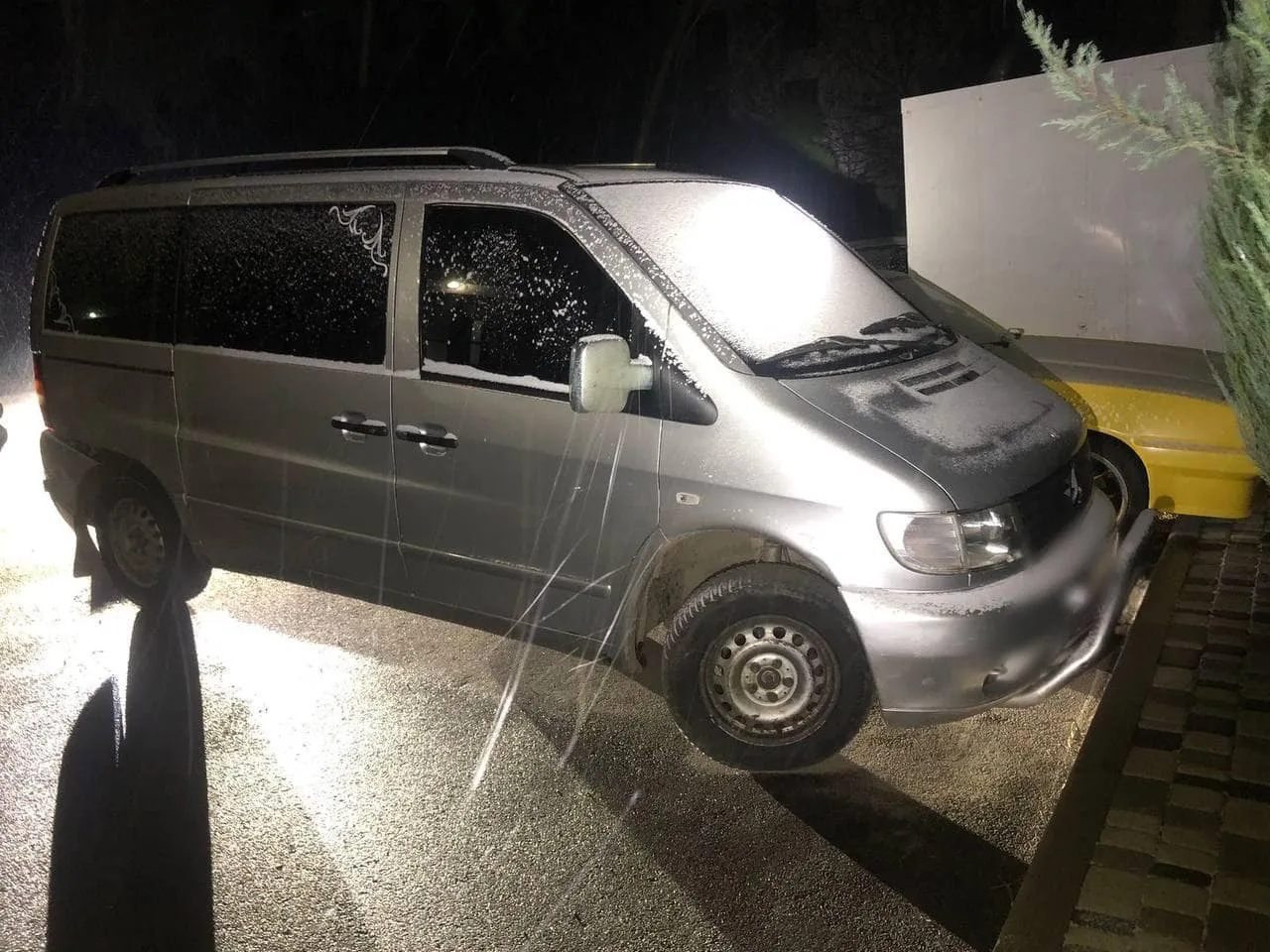 Під Києвом п’яний водій Mercedes збив пішохода: тікаючи з місця ДТП, він протаранив легковик. Фото