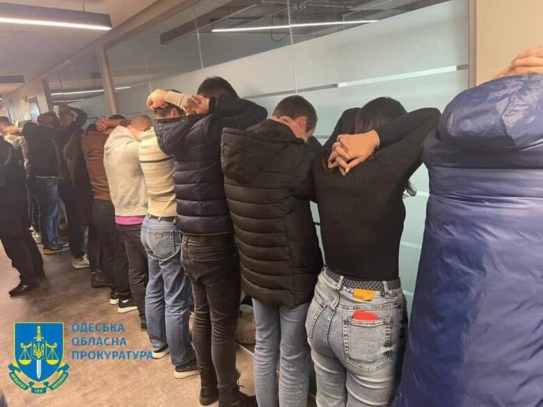 Діяли під виглядом працівників інвесткомпанії: в Одесі викрито шахрайський кол-центр з щомісячним заробітком до $200 тис 01 dqxikeidqxidqrant