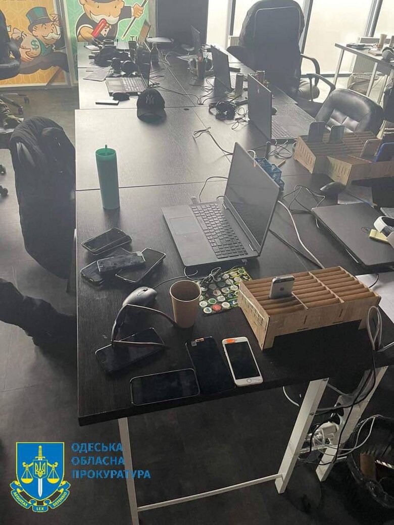 Діяли під виглядом працівників інвесткомпанії: в Одесі викрито шахрайський кол-центр з щомісячним заробітком до $200 тис 02
