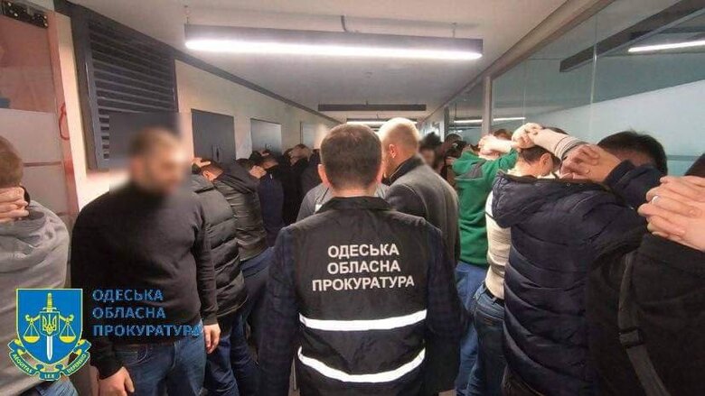 Діяли під виглядом працівників інвесткомпанії: в Одесі викрито шахрайський кол-центр з щомісячним заробітком до $200 тис 04