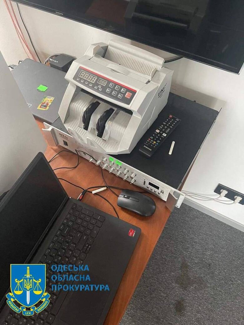 Діяли під виглядом працівників інвесткомпанії: в Одесі викрито шахрайський кол-центр з щомісячним заробітком до $200 тис 06