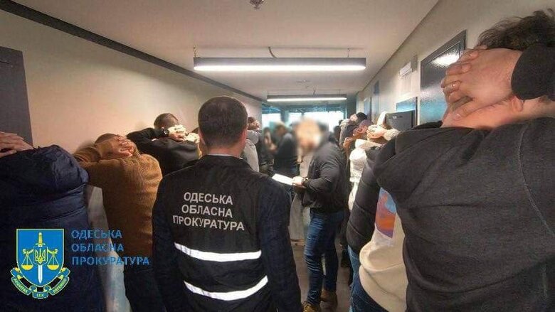 Діяли під виглядом працівників інвесткомпанії: в Одесі викрито шахрайський кол-центр з щомісячним заробітком до $200 тис 09