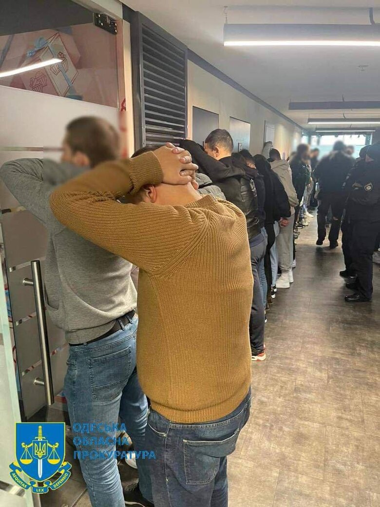 Діяли під виглядом працівників інвесткомпанії: в Одесі викрито шахрайський кол-центр з щомісячним заробітком до $200 тис 10
