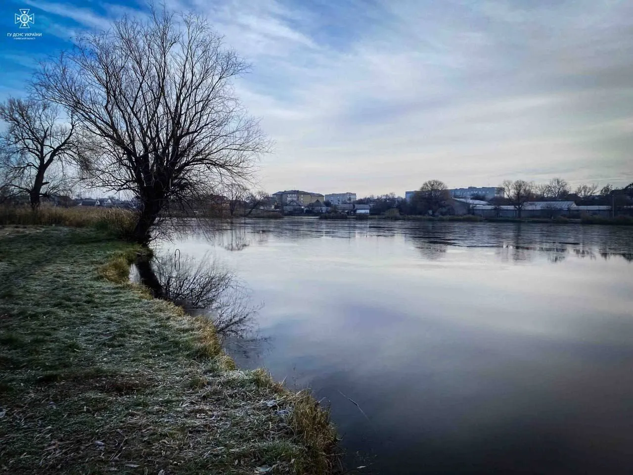 На Київщині бійці ДСНС врятували пенсіонера, який ледь не втонув у водоймі. Фото dqxikeidqxidqeant