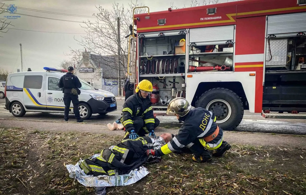 На Київщині бійці ДСНС врятували пенсіонера, який ледь не втонув у водоймі. Фото