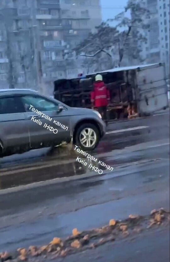 У Києві снігопад та ожеледиця спровокували серйозні затори та ДТП: де ускладнено рух авто