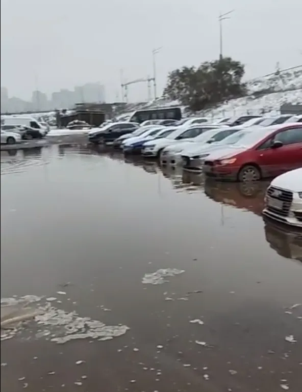 У Києві через прорив труби затопило стоянку авто. Фото і відео dqxikeidqxidqrant