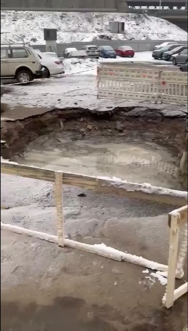 У Києві через прорив труби затопило стоянку авто. Фото і відео